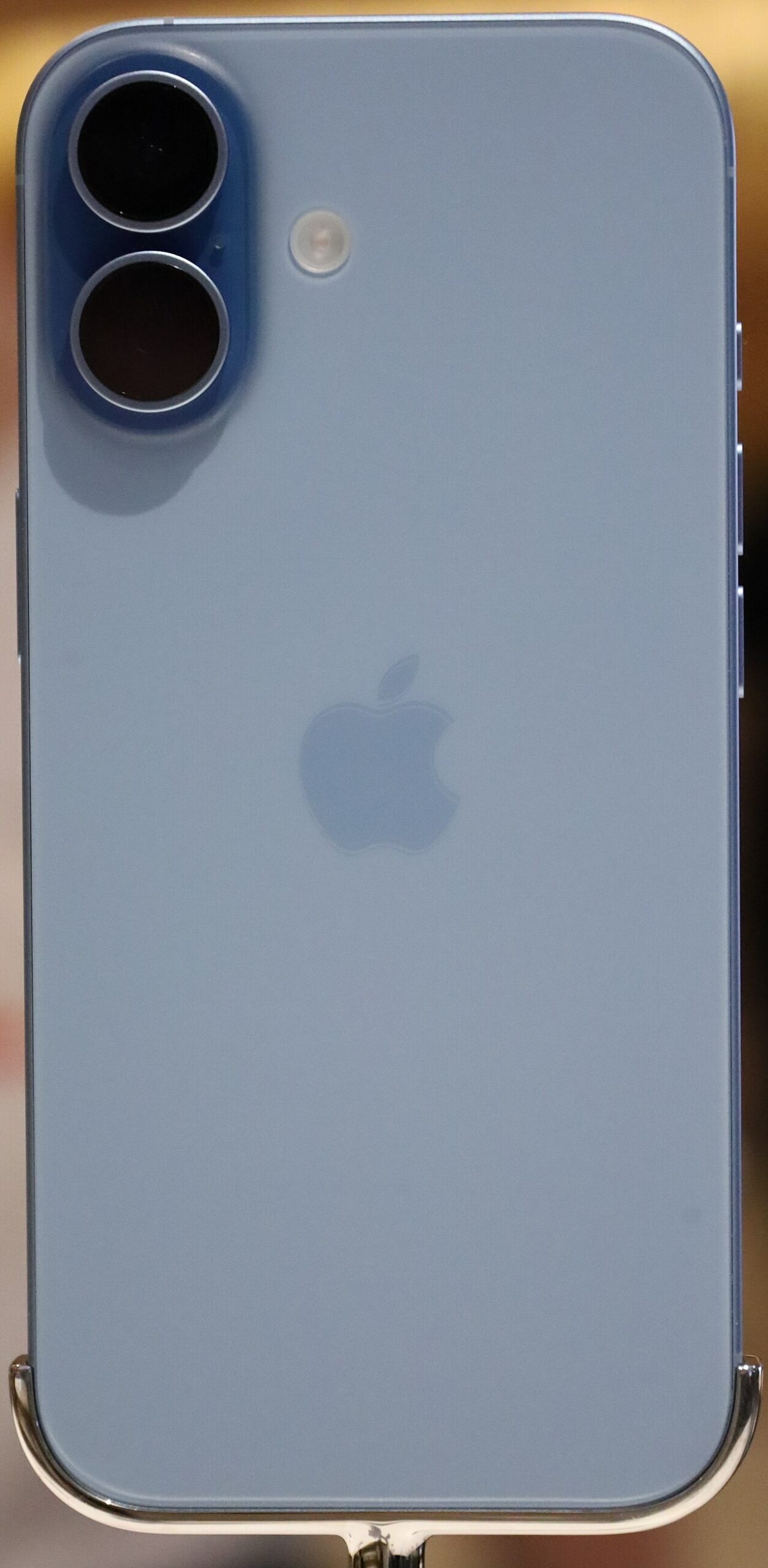 Photo illustrative du modèle iPhone 17 Bleu Brume, non de l’appareil reconditionné livré. Ahmad Ali Karim / Wikimedia Malaysia, CC0.