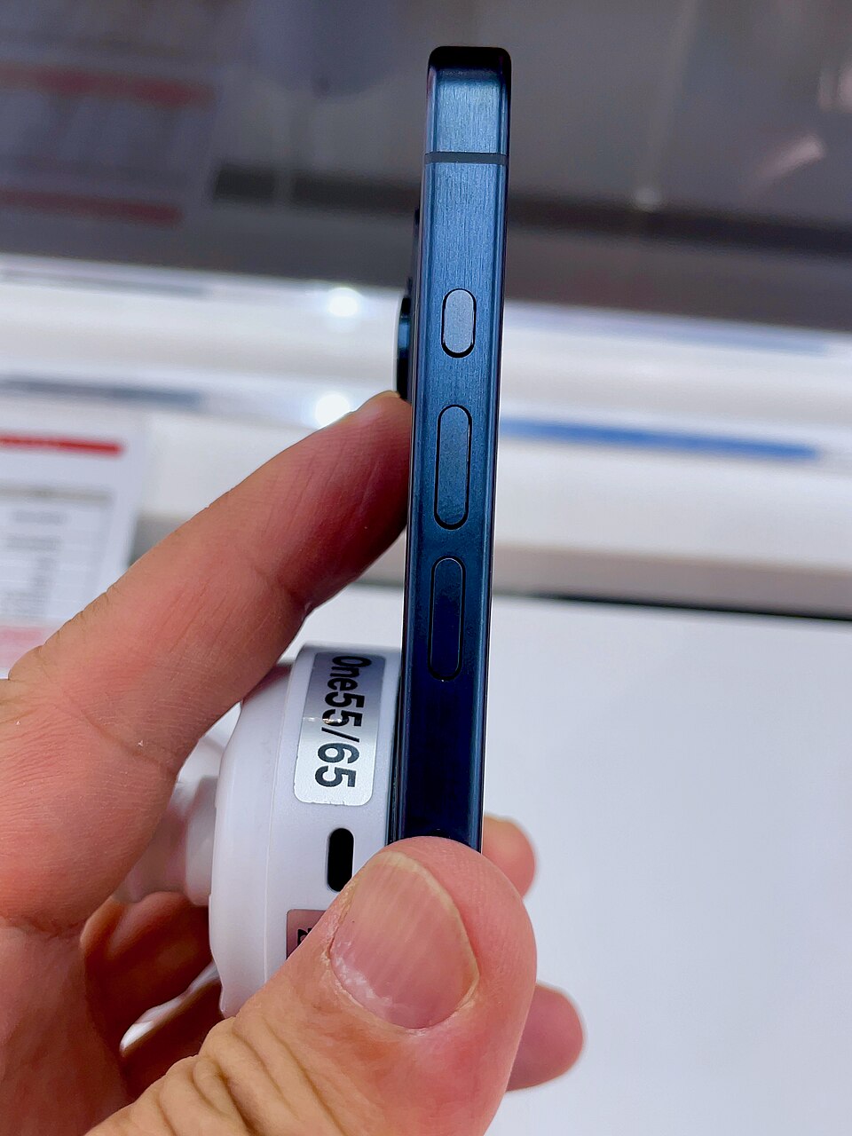 iPhone 15 Pro titane bleu, détail du cadre et des boutons — illustration du modèle.