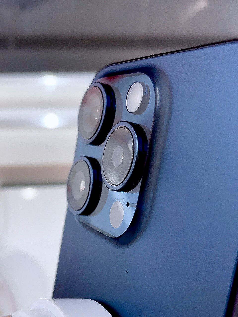 iPhone 15 Pro titane bleu, détail du bloc photo — illustration du modèle.