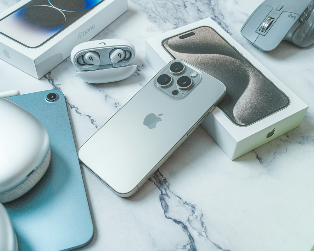 iPhone 15 Pro Titane Naturel, vue arrière — image illustrative du modèle